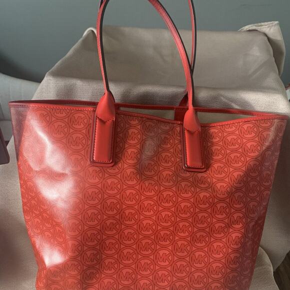 Michael Kors Signature Red Handbag – Eye-Catching & Functional - Picture 4 of 9